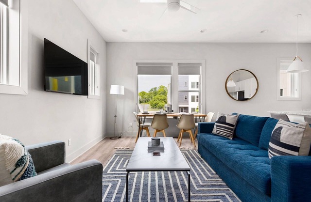 H16 ~ 4 Private Suites ~ Huge Private Rooftop ~ 6 Beds ~ 8 Minutes to Downtown
