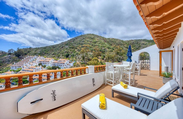 H1784: Updated Hamilton Cove Villa, 1840 sqft, Sweeping Views, Golf Cart,9 Steps