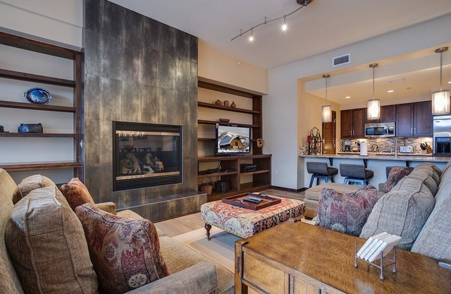 H204A | Luxury Downtown | Close to Shops | Ski Locker at Base