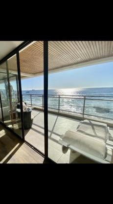 Habitación de lujo sobre el mar