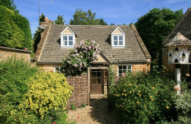 HADCROFT COTTAGE, pet friendly, with open fire in Aston Magna