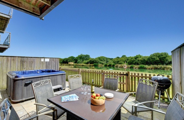 Halcyon Days - Four Bedroom House, Sleeps 8