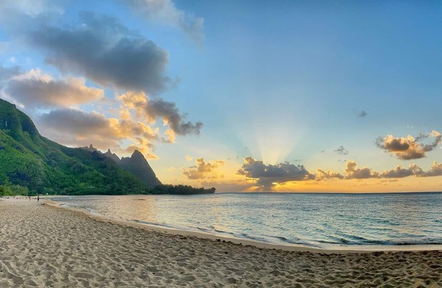 Hale Maluhia: Beach Front! Tunnels Beach Haven, Pool & Hot Tub. Steps to the Sand!