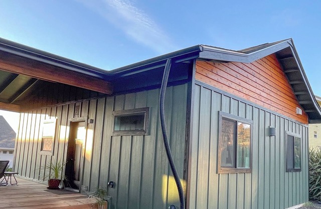 Hale Nalu " House of the Waves ": 2-bedroom ocean view cottage in Yachats