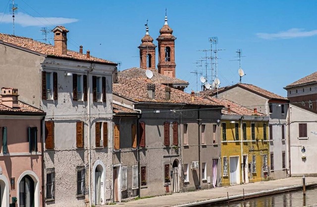 Halfway between Ferrara and Ravenna, a step away from the Comacchio valleys.