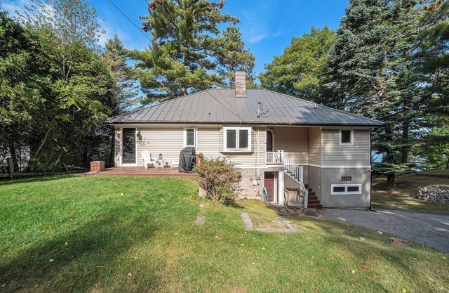 Hamlin Lake 3 Bedroom, 2 Bath Vintage Cottage with Private Lake Frontage