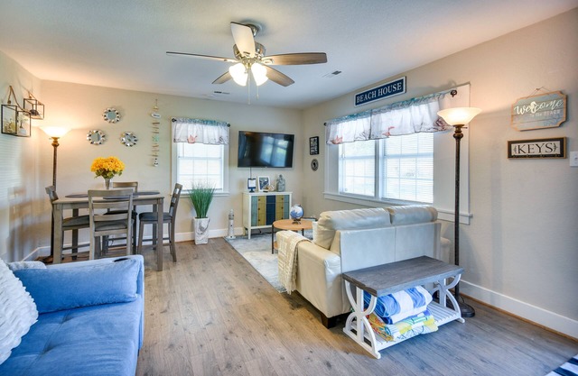 Hampton Home w/Grill < 1 Mi to Beach!