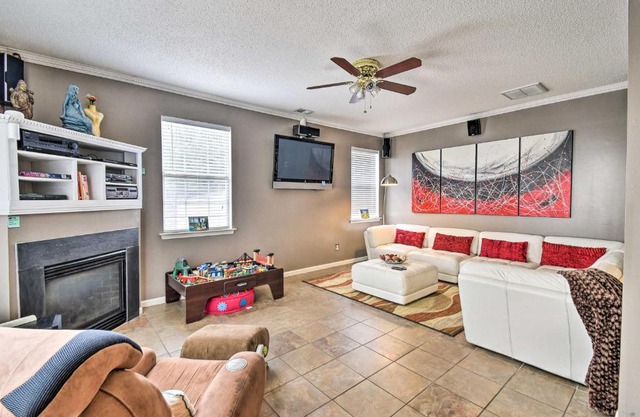 Hampton Home with Fireplace and Close to Beaches!