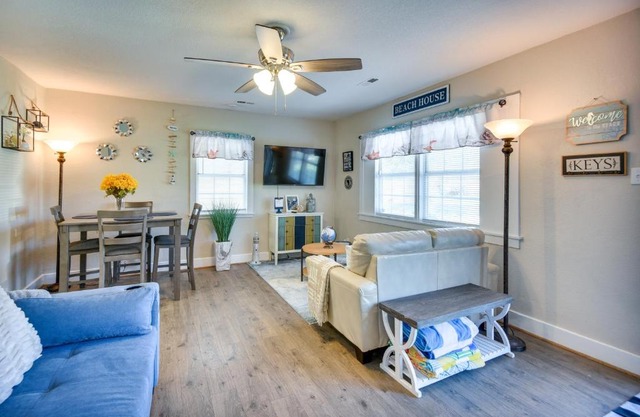 Hampton Home with Grill Less Than 1 Mi to Beach!