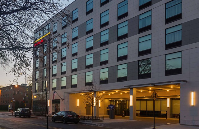 Hampton Inn Chicago North-Loyola Station