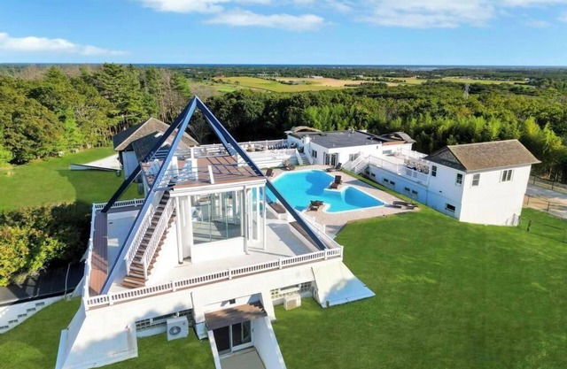 Hamptons Peak Tranquility Iconic Retreat