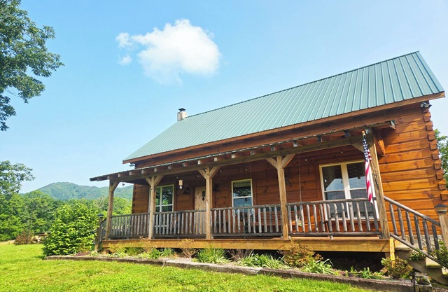 Hannah's Hideaway - Sleeps 6, secluded cabin in Stuart with mountain views