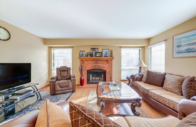 Hanover Park Townhome w/Grill: 36 Mi to Chicago!