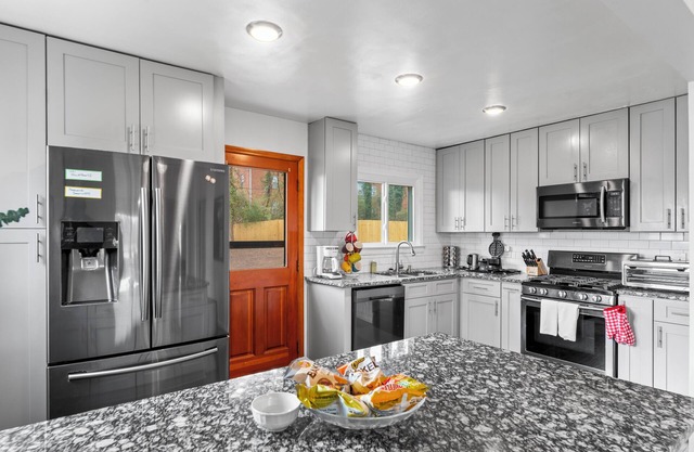 Hapeville Hideaway - Relaxing yard, airport nearby