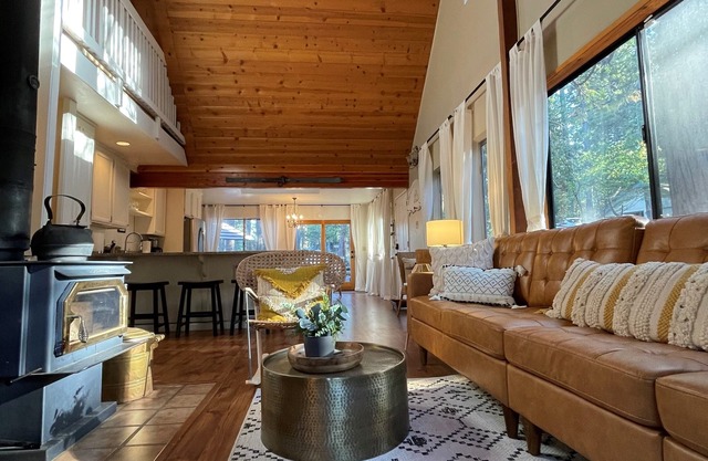 Happy Lake Chalet Near Big Trees & Skiing, Dogs OK! Fast WI-FI