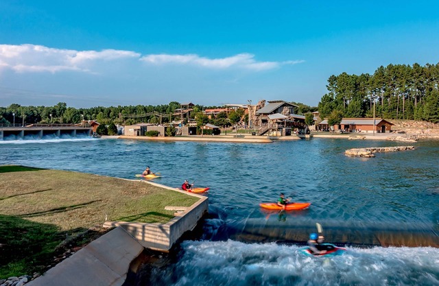 Happy Trails Townhome - 10 min. from UNCC, PNC Pavilion & Hospital - Community pool - BBQ - Pets OK