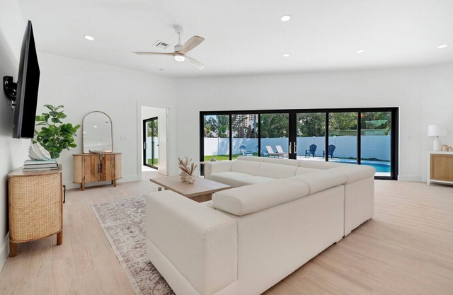 Harbor by the Beach - Cozy renovated home steps away from the Beach!