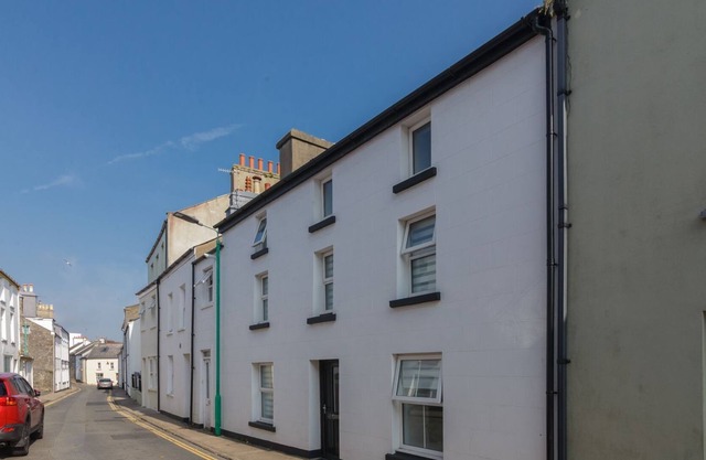 Harbour Hideaway - a holiday cottage that sleeps 6 guests in 3 bedrooms
