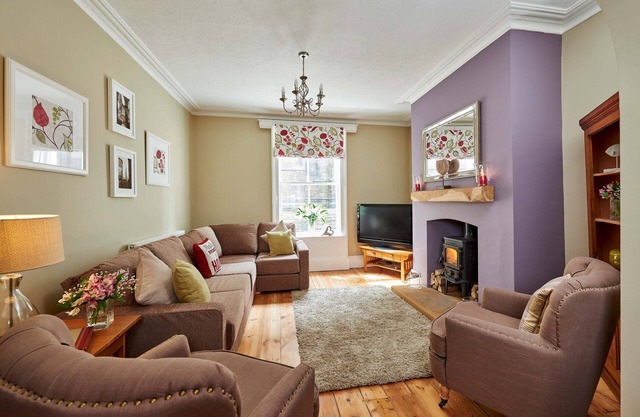 HARBOUR HOUSE, pet friendly, with open fire in Whitby