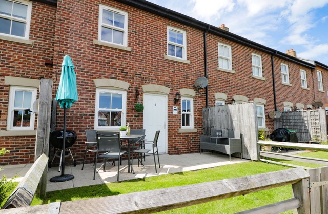 HARBOUR WALK, pet friendly, country holiday cottage in Whitby