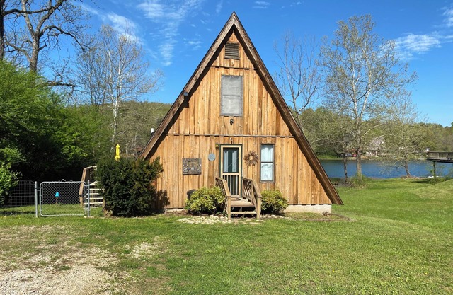 Hardy Lakefront Aframe Cabin + Kayaks