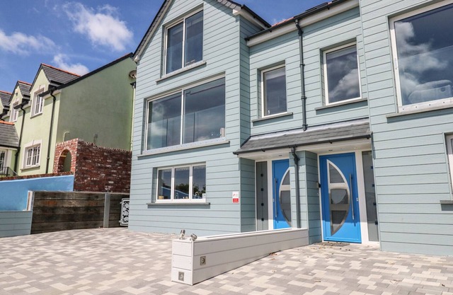 HARMON VALE, pet friendly, country holiday cottage in Solva