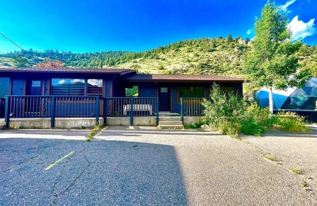 Harmony Mountain view Family-sized house with designer renovation and game room!