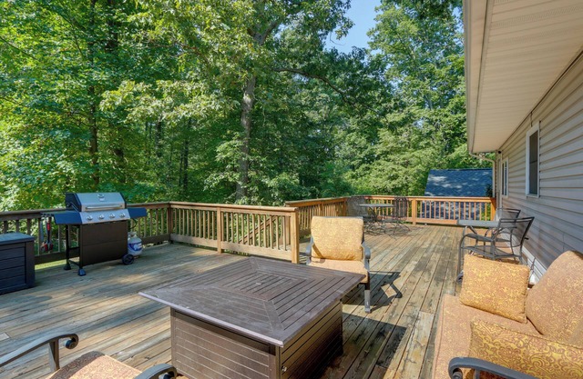 Harpers Ferry Cabin - Walk to Private Lake!