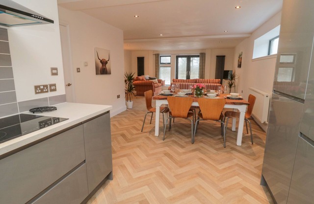 HARVEST COTTAGE 1, pet friendly, character holiday cottage in Lowick