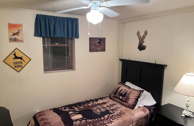 Harvest Moon Lodge- 3 Bedroom 1 Bathroom Cabin in The Hideout, Lake Ariel, PA