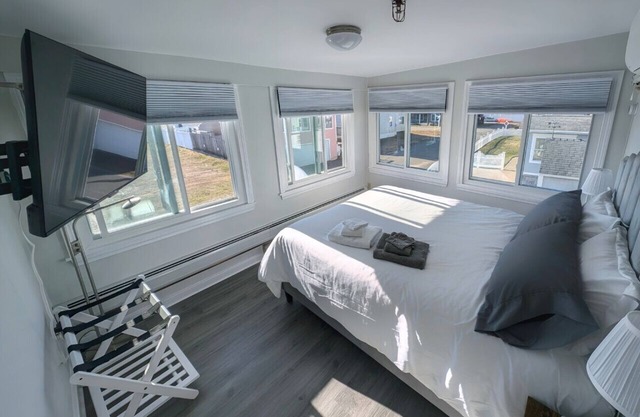 Hatch at Soundview · Beach+OceanView+Sunrise