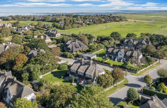 Haus Osterweg - Reetgedecktes Objekt im Ruhigen Südosten von Keitum