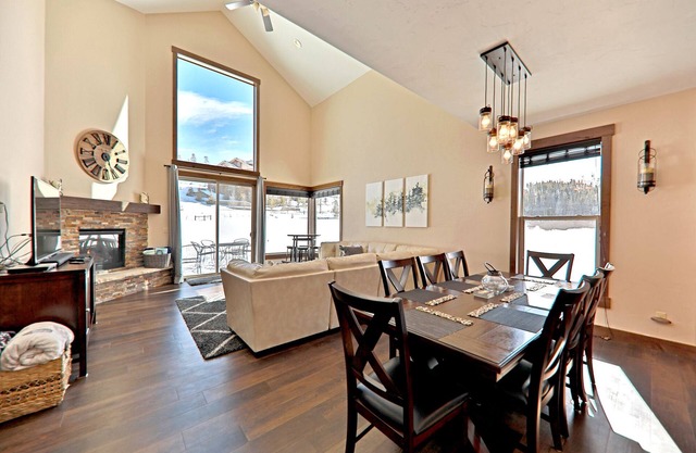 Have Fun/Relax in a Gorgeous Mountain Home, Well Equipped, Great Location