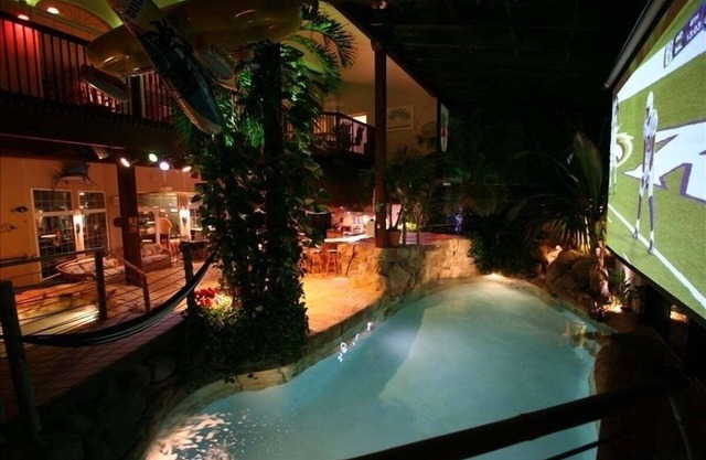 HAWAII Indoors! Swim-up Tiki-Bar 20' Palms,5 waterfalls,2 Theaters,Pool, Spa,Gym