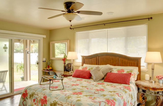 Hawaiian Paradise Park Retreat w/ Soaking Tub