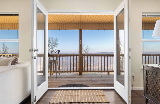 Hawk's View- Mountain Cottage!