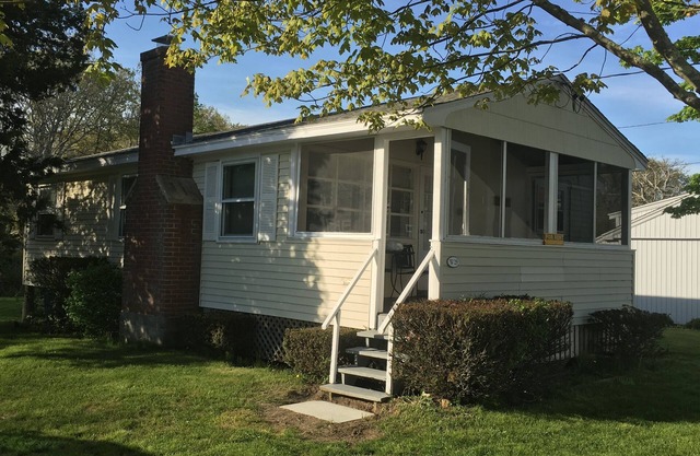 Hawks Nest Beach Cottage-Views of Long Island Sound-Tranquil+Relaxing-3br