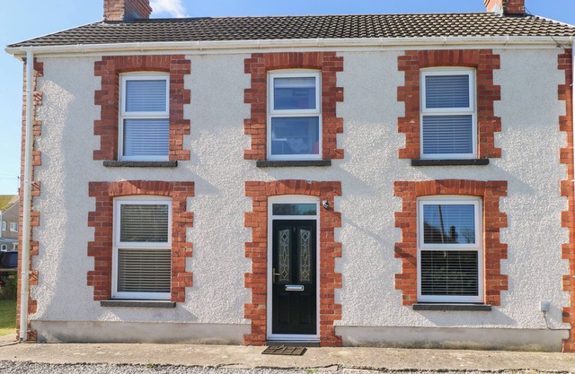 HAWTHORNS, pet friendly, with open fire in Scurlage