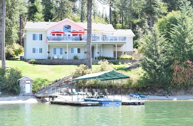 Hayden Lake Sunlit & Spacious Reunion Home -7 Bedrooms - Sleeps Up To 17!