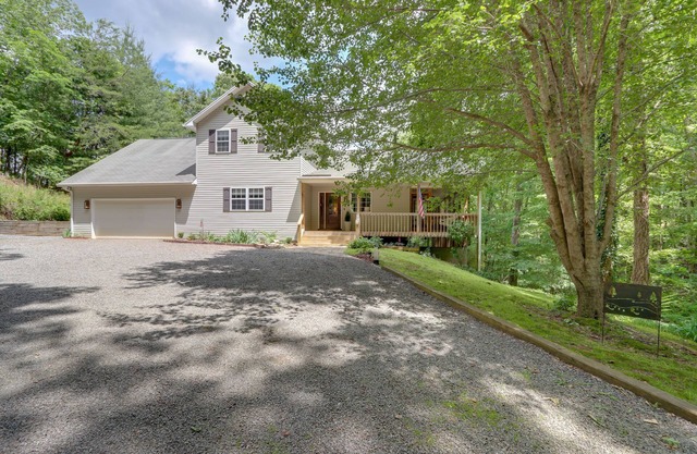 Hayesville ‘River Run’ Home on Hiwassee River!