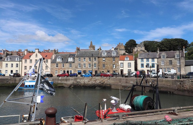HAYLOFT, character holiday cottage, with a garden in Pittenweem