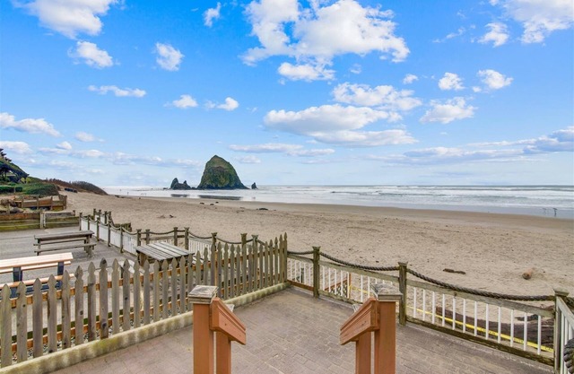 Hayven - Luxurious Beachfront! Beachcomber Vacation Homes