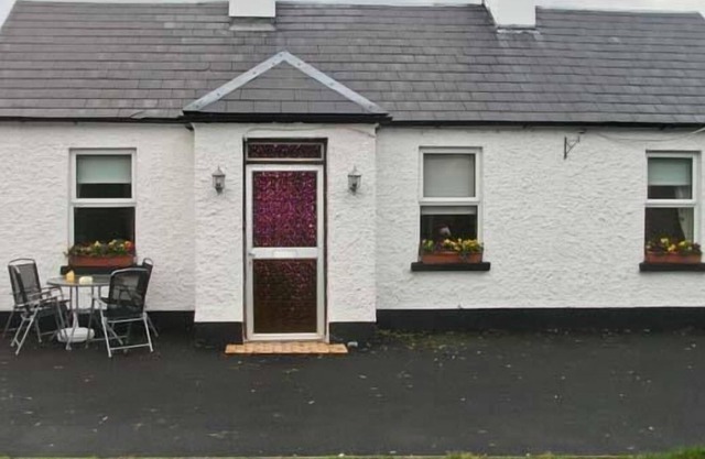 HAZEL COTTAGE, pet friendly in Killimor, County Galway