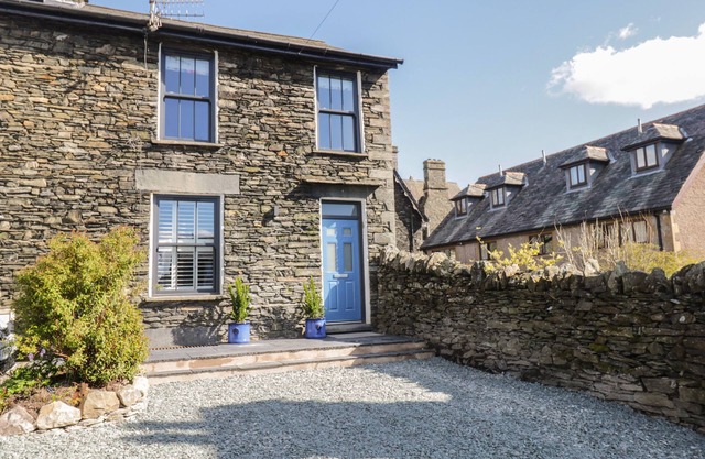 HAZELNUT COTTAGE, pet friendly, with open fire in Windermere