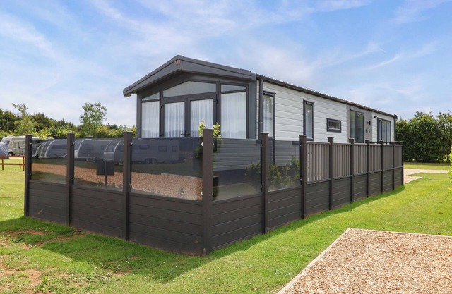 HAZELNUT LODGE, pet friendly, with a garden in Chipping Norton