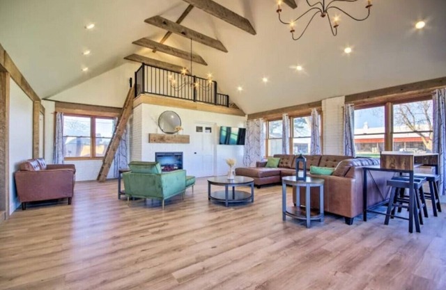 Headquarters @ Prairie Base, Roomy 2 King Ensuites