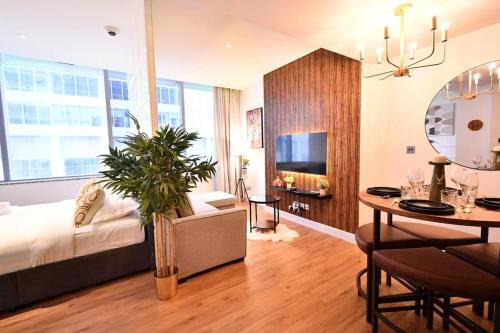 Heart of DIFC: SKY Gardens Modern Chic Studio