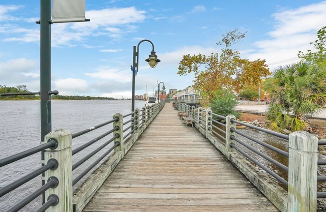 HEART OF DOWNTOWN (Riverwalk, River View, Walk to Shopping, Dining, and Spirits)
