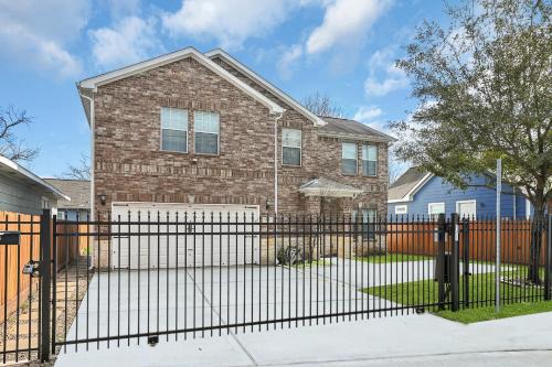 *Heart of Houston* Pet friendly/14ppl/4br/2.5b
