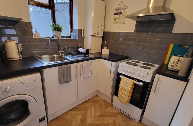 Heart of Lincoln City, 3 bedrooms, sleeps 4 guests